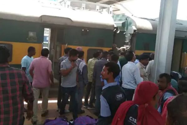 रायपुर स्टेशन में खड़ी थी गरीब&mdash;रथ... अचानक उठने लगा धुंआ... बैठे यात्रियों में मच गई हड़कंप, फिर