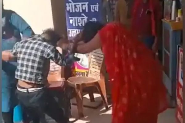 नाबालिग युवती ने नाश्ता किया... दुकानदार को पैसे देने से इंकार... तीन महिलाओं ने घेरकर जमकर की धुनाई
