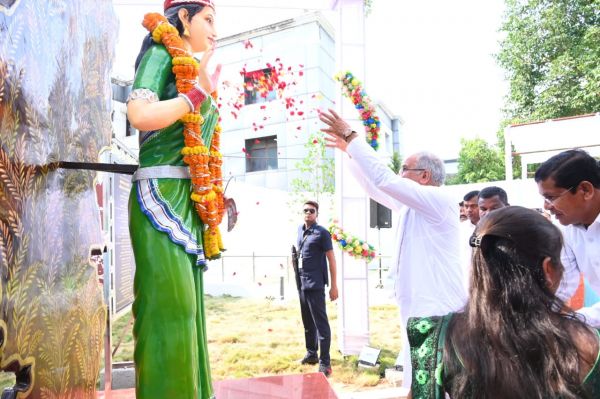 मुख्यमंत्री ने जगदलपुर कलेक्टर कार्यालय परिसर में छत्तीसगढ़ महतारी की प्रतिमा का किया अनावरण