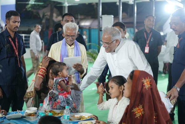  भेंट-मुलाकातः मुख्यमंत्री जिन ग्रामीणों के बने थे पहुना, वे ग्रामीण बने मुख्यमंत्री के पहुना