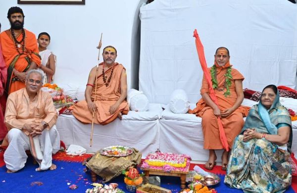 CG NEWS : शारदापीठ और ज्योतिषपीठ के शंकराचार्यों का... CM बघेल ने किया पादुका पूजन... सपत्निक लिया आशीर्वाद