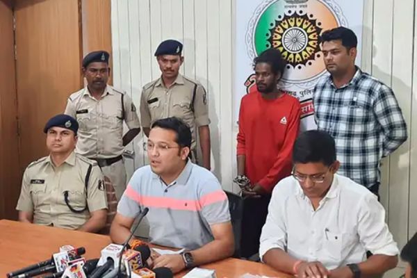 रिटायर्ड RTO अफसर के घर चोरी... चुराए प्लेटिनम लगे गहने... और नकली समझकर फेंका... मंहगे शौक की वजह से पकड़ाया