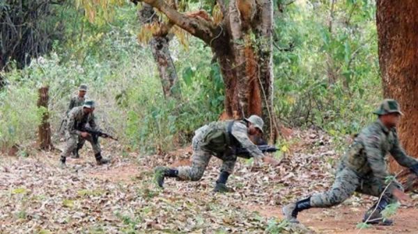 पुलिस और नक्सलियों के बीच जमकर मुठभेड़... 4 नक्सलियों के घायल होने का दावा... इनामी नक्सली की तलाश में निकले थे जवान