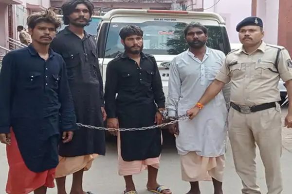  रायपुर के कारोबारी की अंगूठी निगलने वाले... ठगराज फर्जी साधुओं को... दिल्ली से दबोच लाई पुलिस