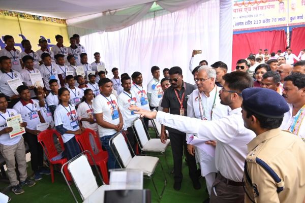 मुख्यमंत्री ने 515 युवाओं को सौंपा नियुक्ति पत्र... बेरोजगारी भत्ते के पात्र भी हैं शामिल... लगे 'मुझे मिला रोजगार' के नारे