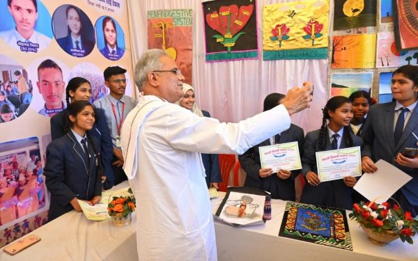 समर कैंपः मुख्यमंत्री बघेल ने प्रतिभावान विद्यार्थियों का किया सम्मान,  बच्चों के संग ली सेल्फी