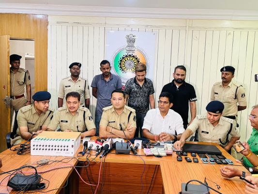 विभिन्न राज्यों में ऑनलाईन सट्टा का सिंडीकेट संचालित करने वाला मुख्य सरगना अभिनन्दन सहित तीन गिरफ्तार
