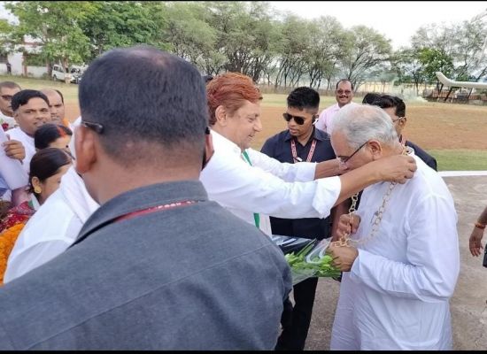  मुख्यमंत्री श्री भूपेश बघेल का कवर्धा हेलीपेड पर आत्मीय स्वागत