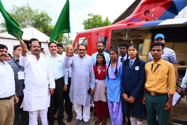 हेलीकाप्टर जॉयराइड कर मेधावी छात्र बोले- आसमान की सैर कर आया मजा, कभी सोचा न था ऐसा भी होगा