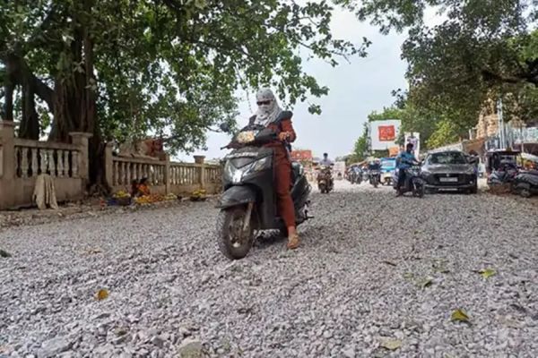 राजधानी की सड़कें हुईं बदहाल... चलना हुआ मुहाल... स्मार्ट सिटी का खस्ताहाल