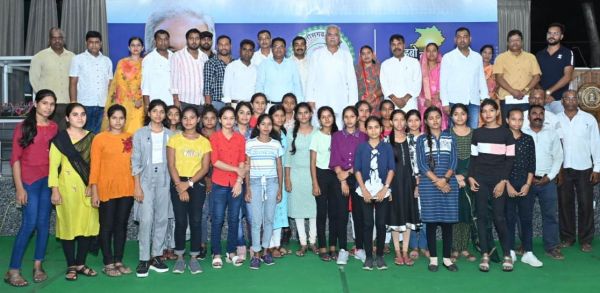  मुख्यमंत्री बघेल से शैक्षणिक भ्रमण कर दिल्ली से लौटे मेधावी छात्र-छात्राओं ने की मुलाकात