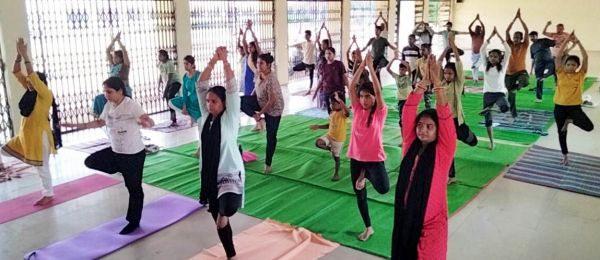 हर घर आंगन योगः अच्छे स्वास्थ्य की गारंटी देता है योग, कार्यक्रम में बढ़चढ़ कर ले हिस्सा 