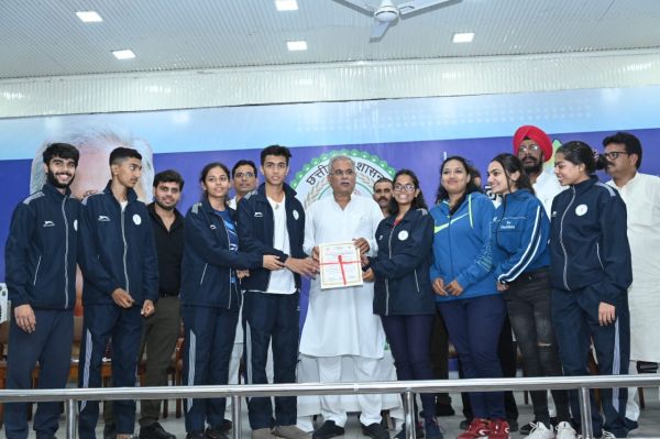 अंतर्राष्ट्रीय ओलम्पिक दिवस पदकवीरों का मुख्यमंत्री ने किय़ा सम्मान, बोले प्रदेश में प्रतिभा की कमी नहीं