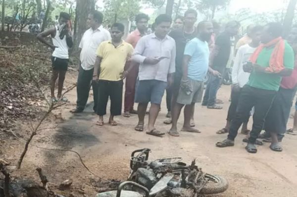 फूल तोड़ने घर से बाइक पर निकला युवक आया 11केवी लाइन की चपेट में, मौत