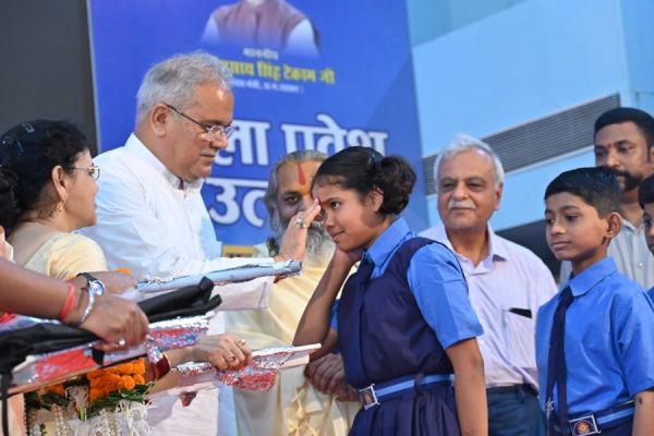 सीएम बघेल ने बच्चों को लगाया तिलक... हाथों से खिलाई मिठाई... कराया शाला प्रवेश
