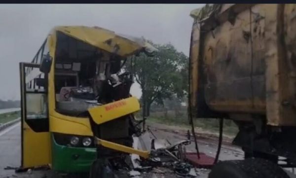 प्रधानमंत्री की सभा में शामिल होने जा रहे गाड़ी खड़ी ट्रेलर से टकराई, 2 की मौत