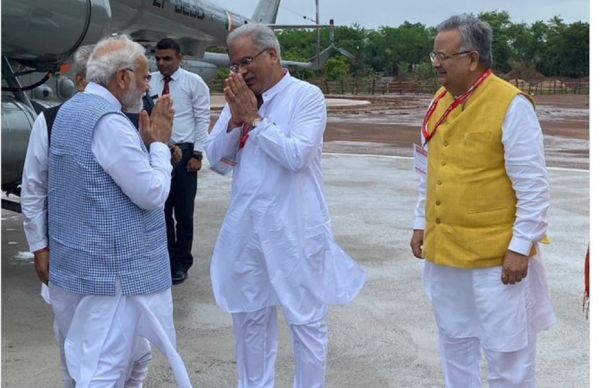  प्रधानमंत्री नरेंद्र मोदी पहुंचे राजधानी रायपुर, सीएम बघेल और डा. रमन ने किया स्वागत