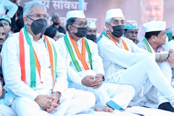 मुंह पर काला मास्क लगाए... मौन साधना में बैठे रहे सीएम बघेल सहित तीन दिग्गज... साथ देने मौजूद थी हजारों की भीड़