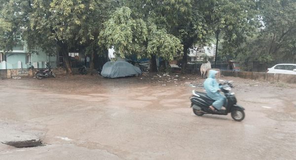 सप्ताहभर का सूखा हुआ खत्म... राजधानी में शुरु हुई जोरदार बरसात... फिलहाल उमस करेगा बेहाल