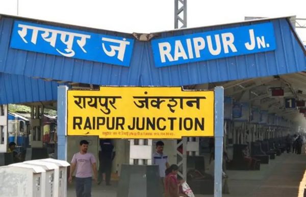 रायपुर रेलवे स्टेशन में... युवक ने चलती ट्रेन में चढ़ने की कोशिश... फिसलकर पहियों के नीचे आया, मौत