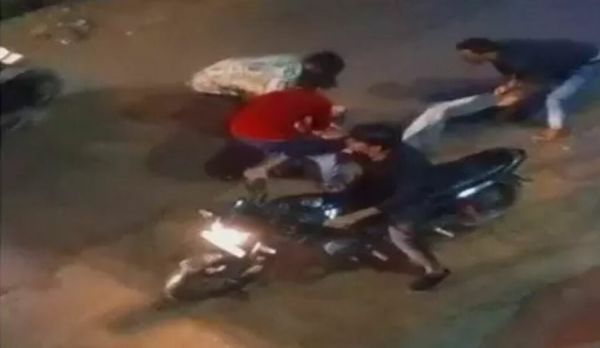 रायपुर में संगीन अपराधों का बढ़ रहा ग्राफ... सरेआम युवक को अगवा करने की हुई कोशिश... भीड़ देख अधमरा छोड़ भागे बदमाश