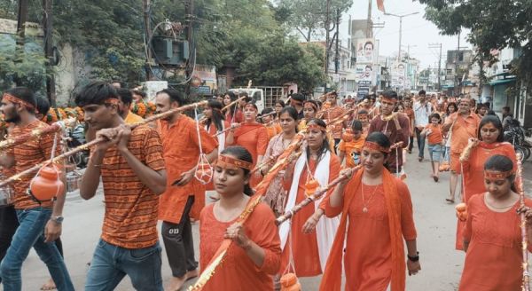 राजधानी में कांवरियों के संग चले शिव&mdash;शंभू... गूंजता रहा बोलबम का नारा... अलग&mdash;अलग रास्तों से पहुंच रहे भोले के भक्त