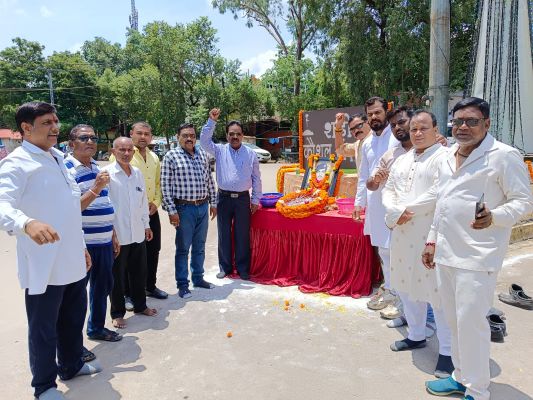 यादव समाज ने दी शहीद कौशल यादव को श्रद्धांजलि, निकाला कैंडल मार्च