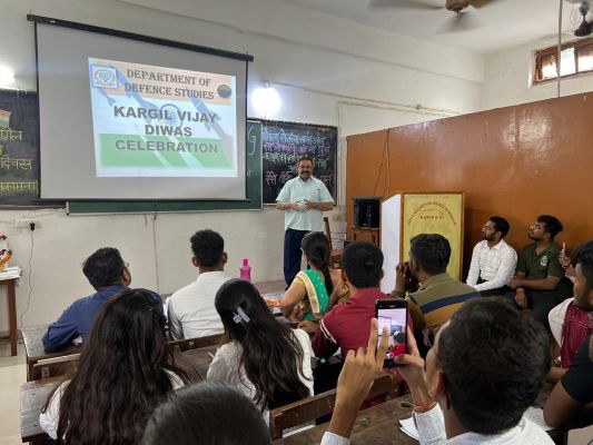कारगिल युद्ध की परिस्थिति और रूपरेखा पर बोले वक्ता.... अमर शहीदों को दी श्रद्धांजलि