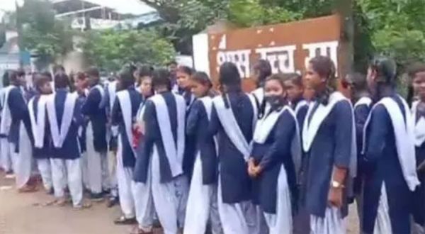 स्कूल छोड़ अचानक सड़क पर उतर आईं... सैकड़ों की संख्या में छात्राएं... करने लगीं यह मांग