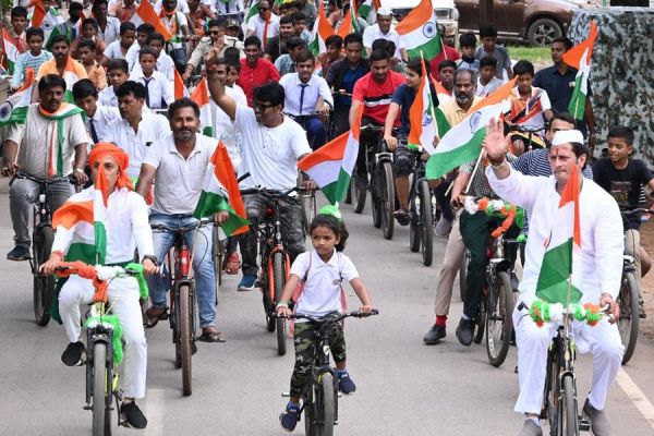 आजादी के जश्न में डूबी राजधानी... संसदीय सचिव उपाध्याय ने निकाली... साइकिल तिरंगा यात्रा