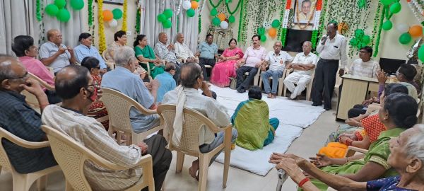  सीनियर सिटीजंस ने वृद्धाश्रम में  स्वतंत्रता दिवस का उत्सव मनाया 