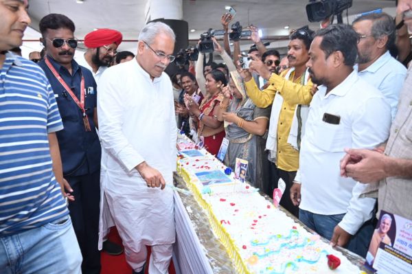 मुख्यमंत्री ने काटा 150 फीट लंबा केक.... शासकीय योजनाओं की थीम पर बना केक, 65 लोगों की टीम ने किया तैयार