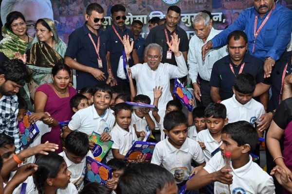 अपने जन्मदिन पर मूक&mdash;बधिर बच्चों के बीच पहुंचे सीएम बघेल... बच्चों ने सीएम को भेंट किए गुलाब के फूल