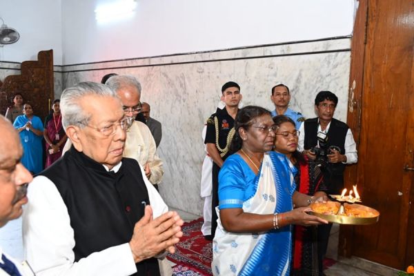 जगन्नाथ मंदिर पहुंच राष्ट्रपति ने की आरती... विमानतल पर हुआ गार्ड ऑफ ऑर्नर... साथ रहे राज्यपाल और मुख्यमंत्री