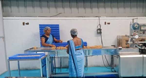 मिलेट चिक्की बनाने में जुटी अरमुरकसा की महिलाएं.... 31 लाख रुपये चिक्की का कर चुकी विक्रय