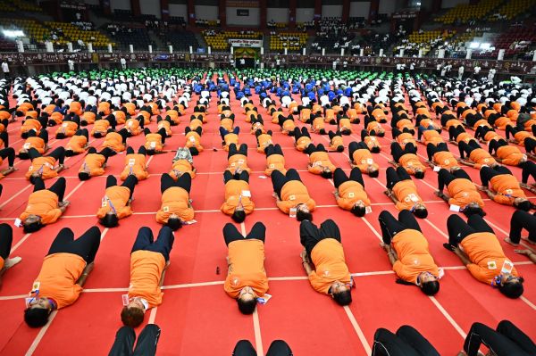 छत्तीसगढ़ ने बनाया वर्ल्ड रिकॉर्ड.... राजधानी में 2000 से अधिक योग साधकों ने किया सेतुबंध आसन
