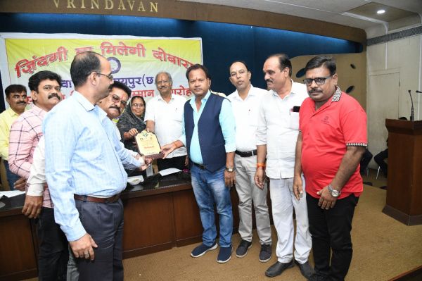 सरजू बांधा श्मशान घाट विकास समिति को मिला अवार्ड.... विधायक बृजमोहन अग्रवाल ने किया सम्मानित