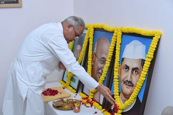 मुख्यमंत्री ने गांधी, शास्त्री और हाजी हसन अली को उनकी जयंती पर किया नमन