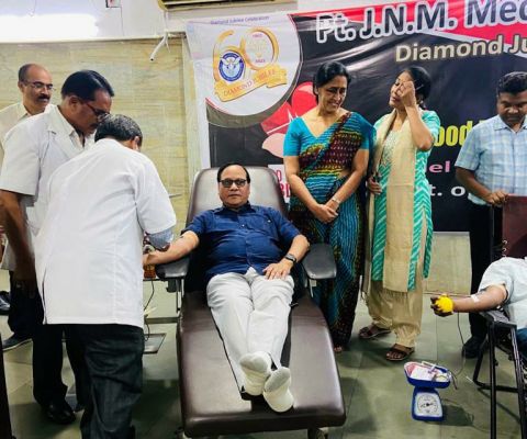 डा. अरविंद नेरल ने 63 की उम्र में किया रक्तदान.... कहा- 65 की उम्र तक कर सकते हैं रक्तदान