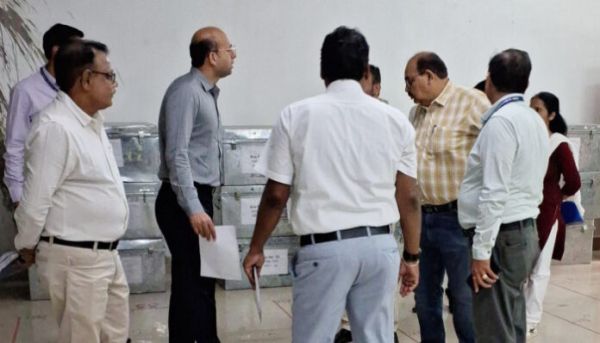 स्ट्रॉग रूम पहुंचे रायपुर कलेक्टर डॉ. सर्वेश्वर भूरे, तैयारी देखी&hellip; दिए निर्देश