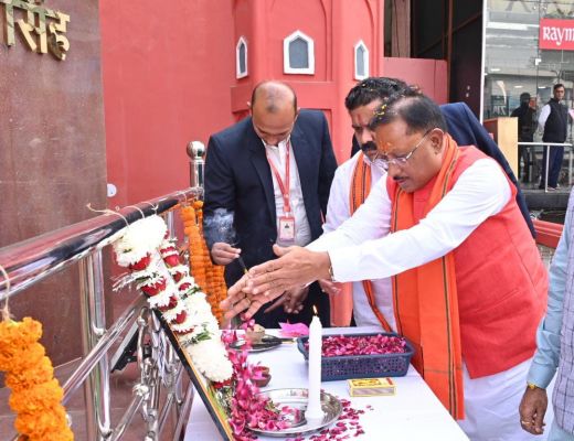 मुख्यमंत्री विष्णु देव साय ने शपथ ग्रहण के पहले दो महान विभूतियों को किया नमन