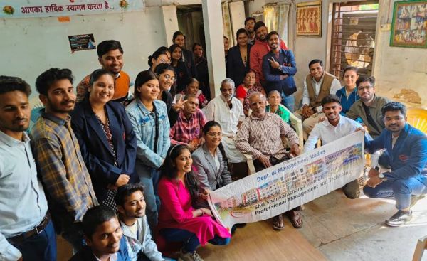 श्री शंकराचार्य इंस्टीट्यूट रायपुर के विद्यार्थियों ने किया कुलदीप निगम वृद्धाश्रम भ्रमण