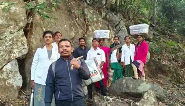 मलेरिया मुक्त छत्तीसगढ़ अभियान, बीहड़ जंगल और पहाड़ से होकर पहुंच रहे जाँच दल