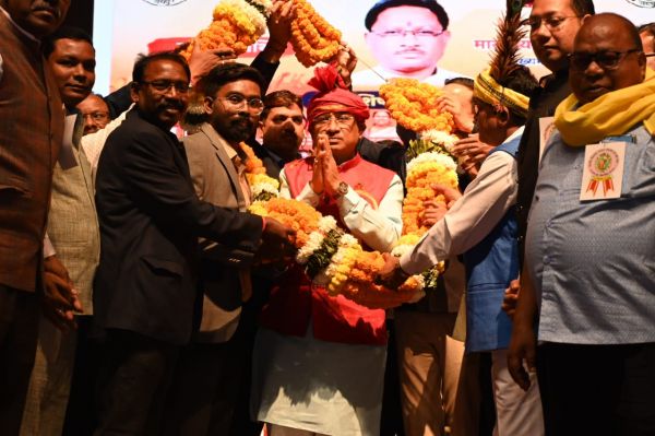 गजमाला एवं पगड़ी पहनाकर सीएम साय स्वागत...  बोले-सर्वांगीण विकास ही सरकार की प्राथमिकता