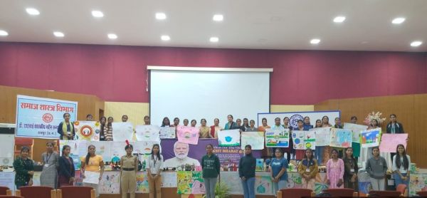 विकसित भारत @2047 को डॉ. राधाबाई महाविद्यालय की छात्राओं ने पोस्टर पर उकेरा