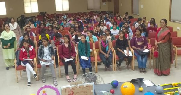 विकसित भारत के लिए नारी सशक्तिकरण और शिक्षा पर गणित की छात्राओं ने लिखी रचनाएं  