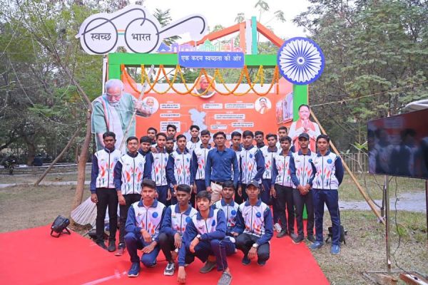  रेसीडेंशियल स्कूल के छात्रों के दल ने देखी अटल जी पर लगाई गई प्रदर्शनी