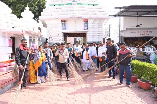  विधायक मिश्रा ने जग्गनाथ मंदिर से किया स्वच्छता अभियान का आगाज