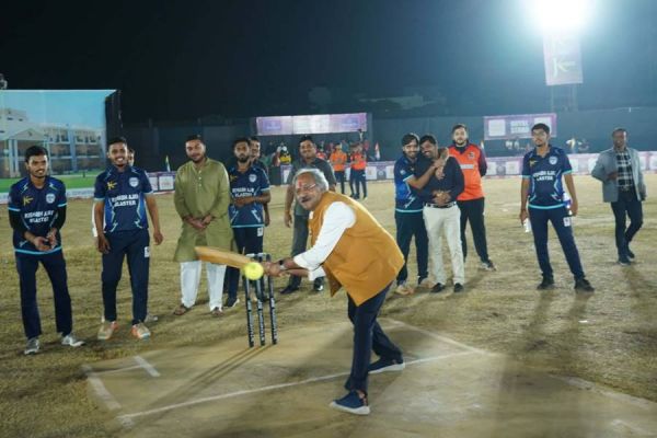 छत्तीसगढ़ के इस मंत्री ने बल्लेबाजी में आजमाया हाथ... जैन यूनिटी क्रिकेट लीग सीजन-3 का शुभारंभ