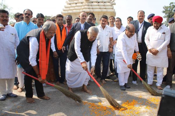 राज्यपाल ने जगन्नाथ मंदिर में लगाई झाडू, साथ रहे मंत्री बृजमोहन और विधायक पुरन्दर